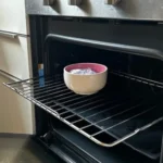 Je ne nettoie pas le four pendant plus de 5 minutes. Ma belle-mère a fabriqué deux montres l’autre jour et elles n’étaient pas aussi propres que la mienne.