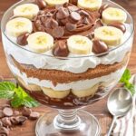 Gâteau italien à étages avec glaçage à la crème et au chocolat