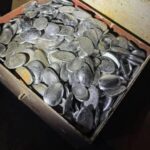 Deux sièges face à face dans les toilettes de mon voisin : curiosité, tradition oubliée ou humour involontaire ?